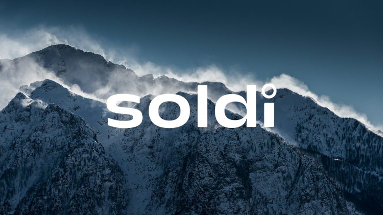 soldi_fremhevet Soldi logo med foto av fjell i bakgrunn
